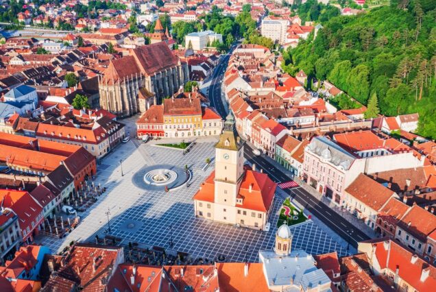 Visita guiada privada para 8 personas desde Bucarest al Castillo de Drácula, el Castillo de Peles y Brasov